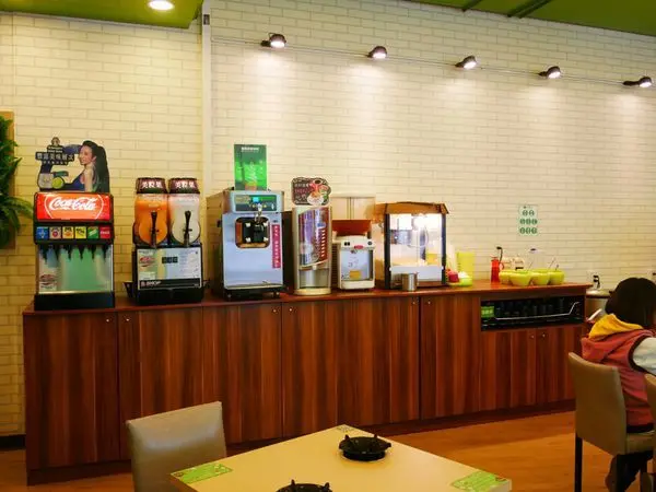 【新莊小火鍋】高CP值！白飯、飲料、咖啡機、爆米花、冰淇淋無限量供應~肉比外面小火鍋來的更多！鍋賣局百元小火鍋-新莊復興店