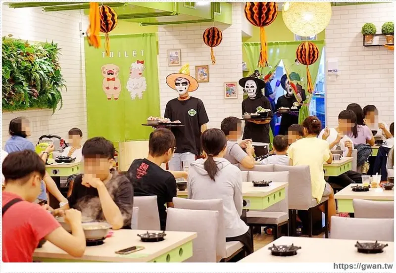 新莊萬聖節火鍋來囉～透明鍋具好特別，一次只能出10鍋，想吃還得碰運氣！