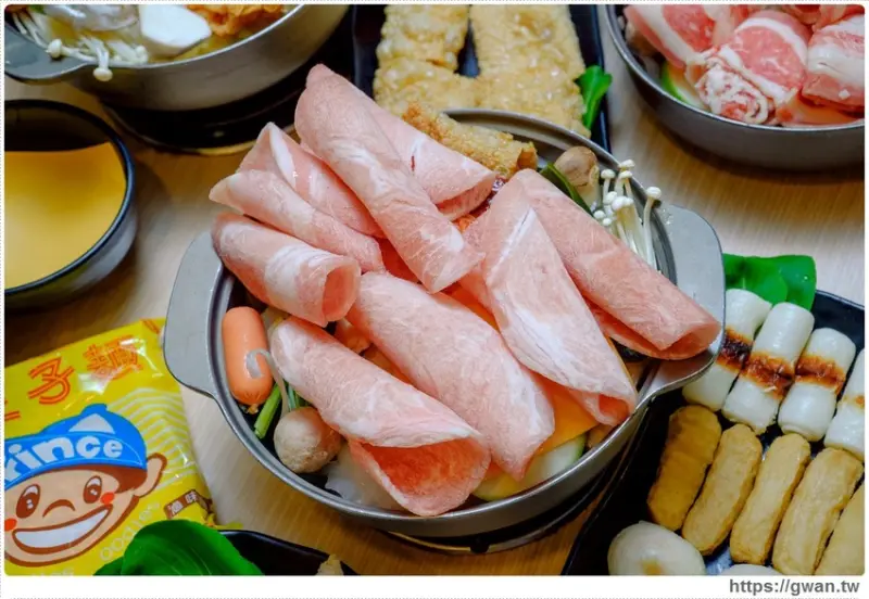 百元火鍋店新開幕～最低130元、用餐不限時、不收服務費還有歡樂吧吃到飽，父親節前肉量再加倍，用餐人潮多到止不住！