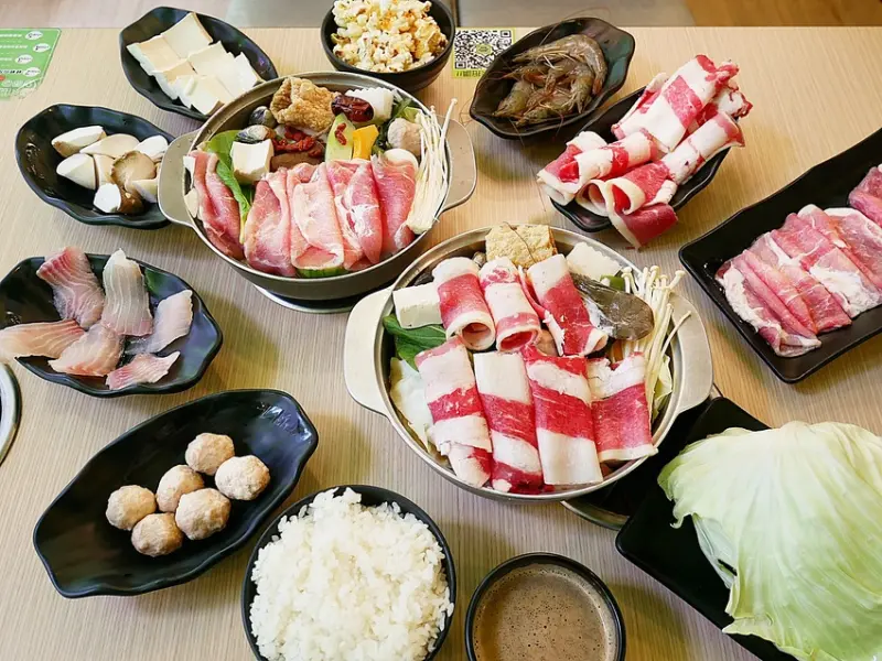 鍋賣局百元小火鍋-新莊平價火鍋推薦，多種異國風味湯頭任選，均價$150的鍋物還有冰淇淋、爆米花和白飯吃到飽