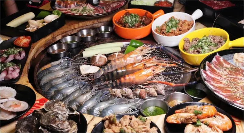 台南美食-芯芯要去【Scream 尖叫精緻炭火燒肉】~沒預約請乖乖排隊，水道活泰國蝦+燒肉+鐵板燒一次滿足