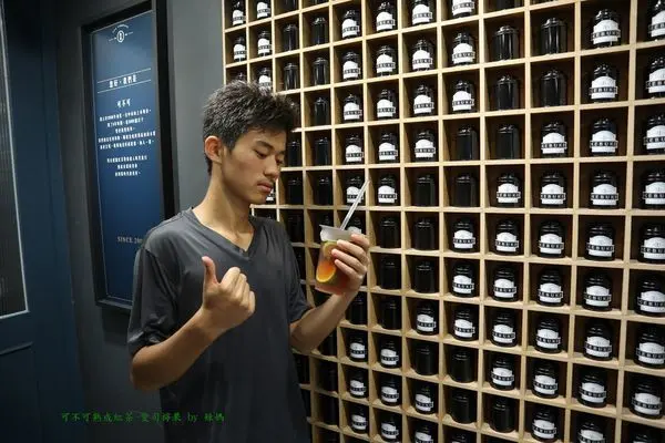 【KEBUKE可不可熟成紅茶】嘉義朴子店，很有質感的手搖飲專門店，口感清新的"愛司檸果"酸甜新上市~~