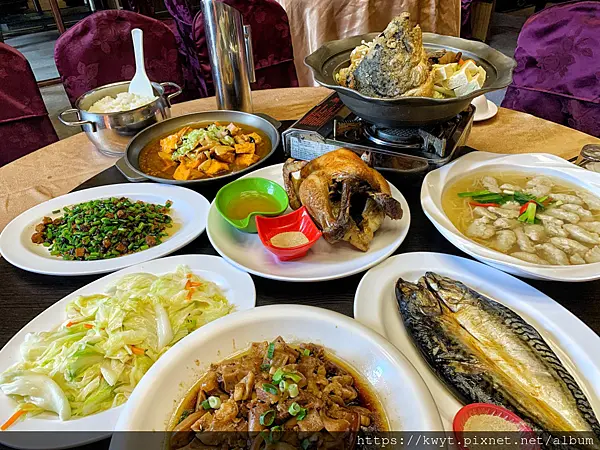 【嘉義美食】寶島饗宴會館。招牌皮脆肉嫩烤全雞、超人氣砂鍋魚頭，一整桌只要2000，阿里山賞櫻不可錯過的美味！寶島饗宴會館菜單