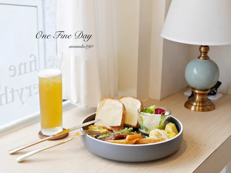 【台南美食】日好 One Fine Day。純白吸睛店面人氣早午餐。台南永康區｜五王國小｜台南咖啡｜台南下午茶 - 曼達愛吃鬼