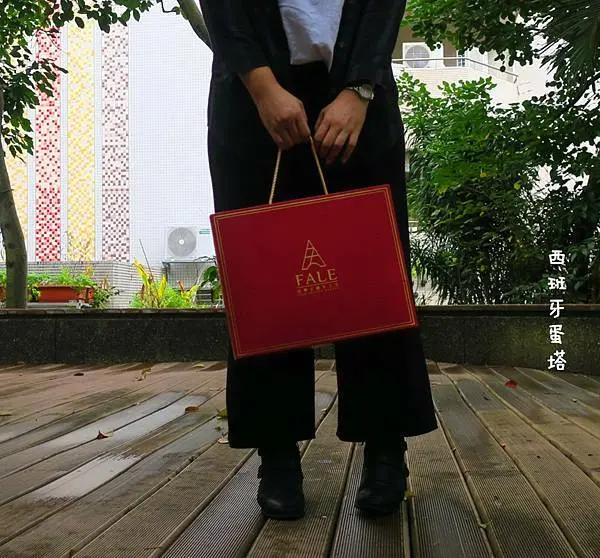 法樂公爵手工坊｜新竹人氣伴手禮，金色年華新年禮盒～過年送禮最佳首選！拿著時尚禮盒走在路上超吸睛～