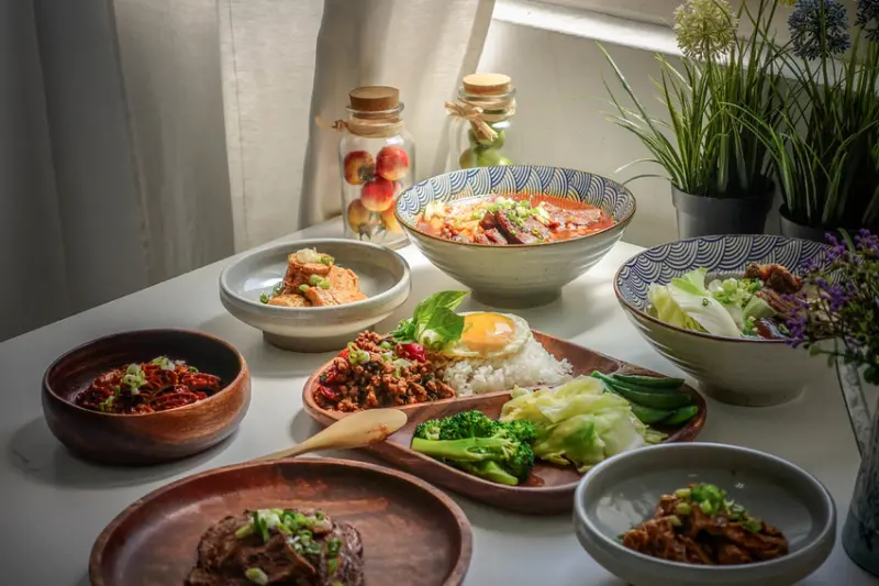 倉庫食堂X魔王 新北板橋 手工調理方便包料理 泰式打拋豬 川香半筋半肉湯包 滷牛筋 滷豬腳 宅經濟方便食 上班族 小資族 家庭親子開伙輕鬆煮 捷運府中站 內文有店家資訊與菜單