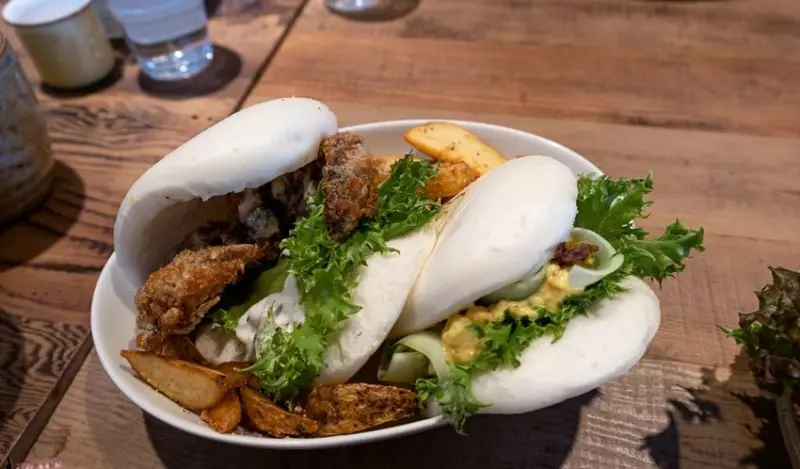 老宅改建的早午餐店，以家為出發點的創意料理，另有桌邊服務現做的鬆餅