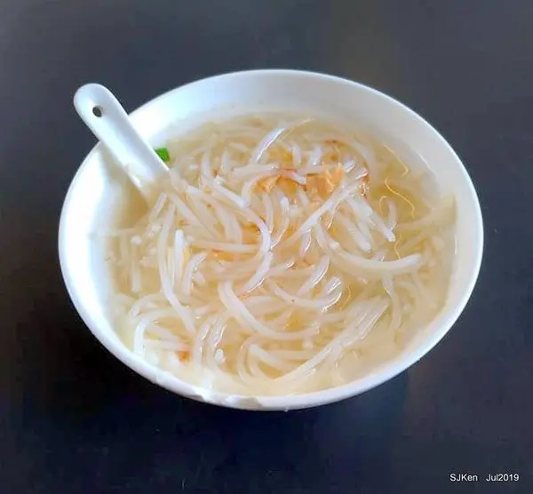 (金山金包里老街美食)「鍾家米粉湯」--- 保安宮旁平價美味小吃攤，主打米粉湯、滷肉飯與小菜，還有自製調醬!