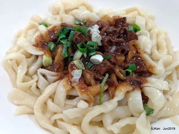 (台北捷運淡水線石牌站周邊美食)「王哥手擀刀削麵」---  當地美味小吃老店，主打刀削麵、蒸餃與酸辣湯。