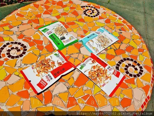 繽紛色彩一系列的包裝， viva萬歲牌核桃小魚、viva萬歲牌海苔杏仁小魚、viva萬歲牌杏仁小魚， 抓住我的味蕾 ，攻佔我的胃 ，也擄獲我的心