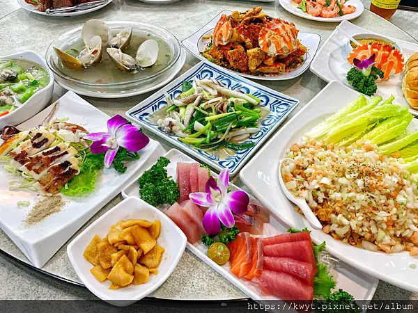 【野柳必吃海鮮餐廳】望海亭活海鮮餐廳。萬里美食、野柳風景區必吃美食，新鮮現撈的極鮮好滋味，生猛海鮮通通是桌上賓，內附菜單