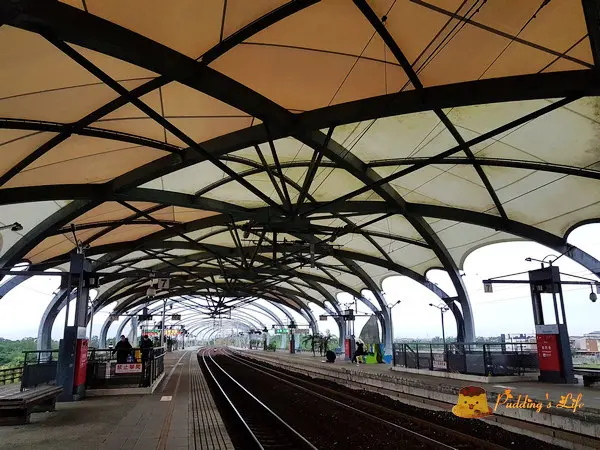 【宜蘭旅遊】冬山-全台最美瓜棚造型觀光月台《冬山火車站》橋下溜滑梯/人工草皮/雨備景點