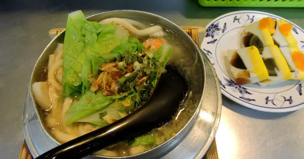 【基隆仁愛市場】鍋燒麵專賣店│仁愛市場2樓美食推薦，20年老店，麵Q料豐富，乳白色湯頭醇厚好喝！