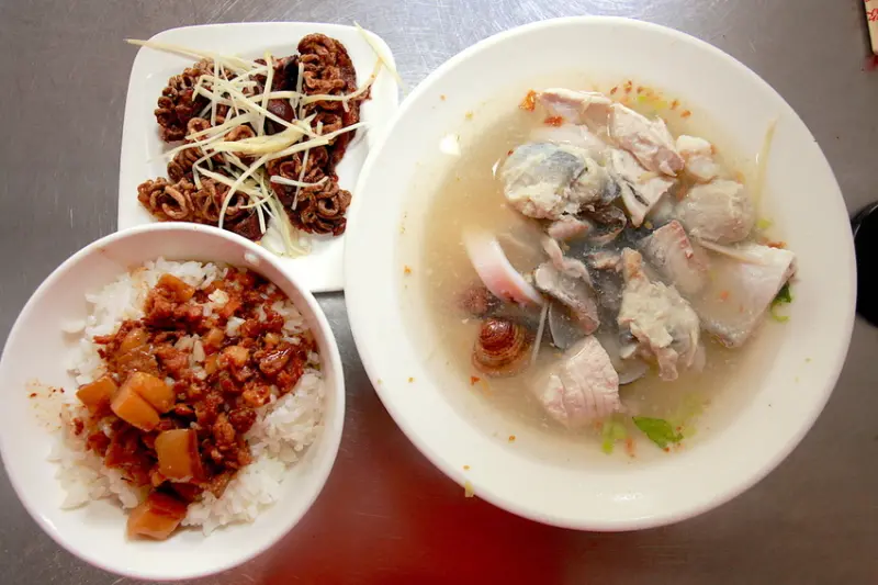 吃。高雄|橋頭區。橋頭老街美食，飄香40年の老店，整體餐點口感美味定價合理「橋頭舊戲院40年正老店虱目魚粥」。