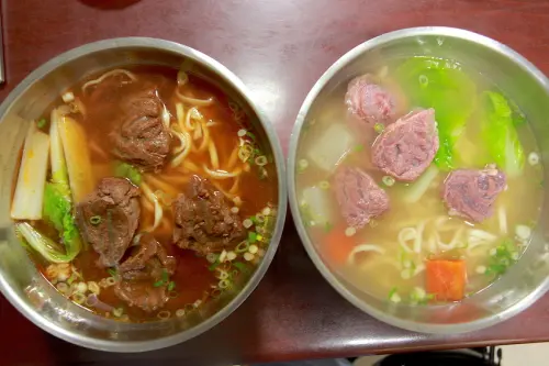 吃。台南|中西區| 很低調的牛肉麵店，老饕的首選，您累了嗎？值得樂天小高推薦給您品嚐 「蠻牛牛肉麵」。