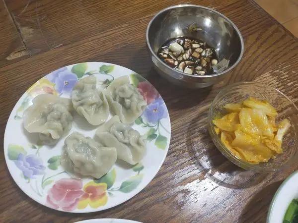 "宅配團購美食水餃" 堅持手作不添加漂白劑/香料與色素的父初餃子!!