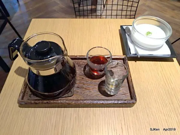 (台北捷運松山新店線中山地下街周邊美食)「爐鍋咖琲 誠品R79」--- 空間舒適鬧中取靜，多款咖啡與甜品，修得浮生半日閒。