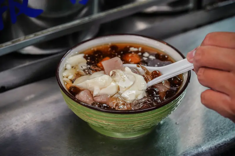 台北 城中市場美食X魔王 台北中正區 台北城內市場小吃推薦 阿順排骨 無名魷魚羹 三來檸檬愛玉 城中伯50年豆花 捷運台北車站/西門站 內文有店家資訊