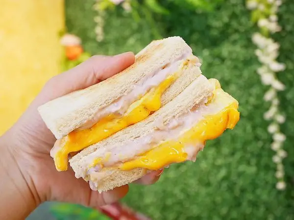 上締炭烤吐司 - 蘆洲徐匯中學炭烤土司推薦，芋泥控快點照過來，綿密不甜膩的紫色優雅芋泥土司，沒吃到真的枉為芋泥控