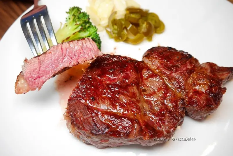 吃。新北新店《XL原味炭烤牛排》高品質的Prime原肉卻只要Choice的價格，實在太佛心來著。新店牛排推薦。木柵牛排推薦