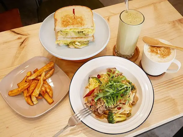 辰時開店 Brunch x Farm to Table - 板橋江子翠早午餐推薦，鄉村風環境超愜意，餐點精緻、單價親切，同時還是寵物友善餐廳，快帶家裡毛小孩來跟店長柯基玩耍吧