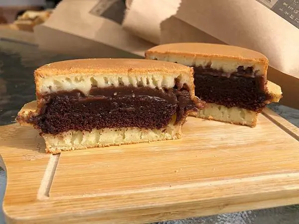 【高雄食記】初一車輪燒紅豆餅／只要25元就可以吃到一大塊的巧克力戚風蛋糕做成的雙重巧克力車輪餅，會牽絲的起司蛋也很好吃((附菜單