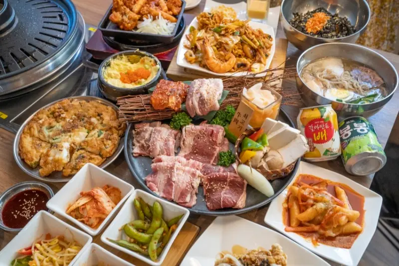 東湖美食 小豬樂石｜韓式烤肉吃到飽！烤肉、炸雞、煎餅不怕你吃，只怕你吃不飽！ · 算命的說我很愛吃