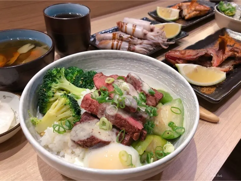 | 高雄美食 |饕客才知道的隱藏版美食/每日新鮮魚貨每週更換菜單/烤魚超好吃/創意料理約尼開動