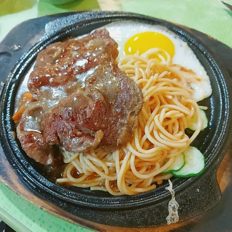 【板橋美食】南雅夜市美食~厚片沙朗牛排、cp值破表附餐、鮮奶油水蜜桃可麗餅｜璃空肚子餓