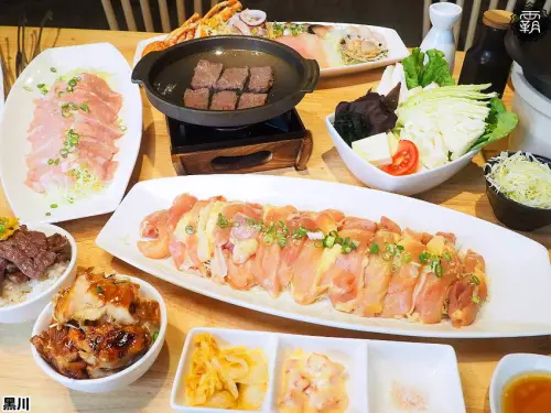 黑川ステーキライス，全新黑色建築外觀，主打板燒牛排跟壽喜燒，滿滿日式燈籠點綴氣氛！