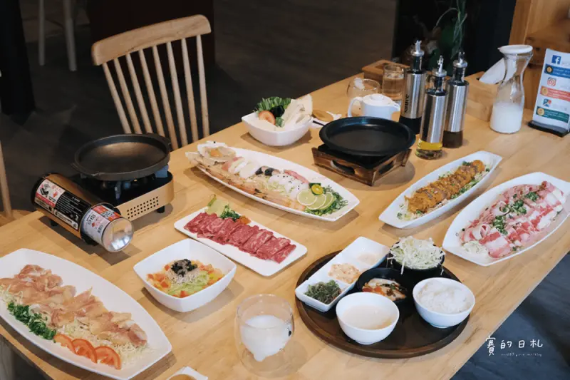 台中美食 黑川日式料理｜CP值超高的日式套餐來啦！不用500台幣就可以吃到和牛、超豐盛海鮮拼盤、還有滿滿的牛五花~