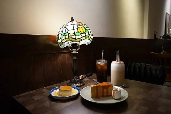 好休咖啡 HaoXiu Kaffe - 滑嫩焦糖布丁，螞蟻人最愛泰奶千層，台北忠孝新生美食推薦