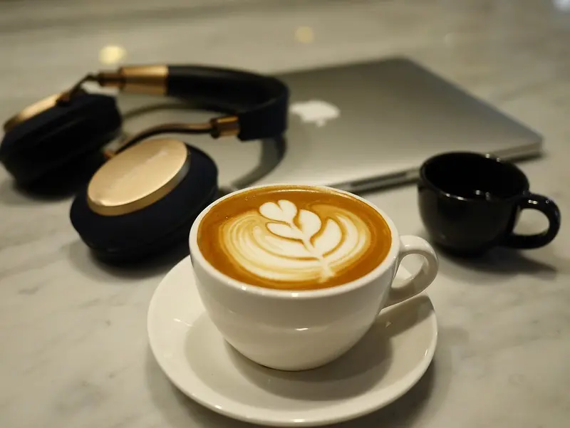 【新竹美食】HWC黑沃咖啡-新竹竹北店，平價精品咖啡店，內有木質葡萄酒櫃。(竹北咖啡店．竹北咖啡廳推薦．商務辦公環境．喝咖啡聊是非．手沖咖啡．咖啡豆．葡萄酒市集．卡布奇諾)