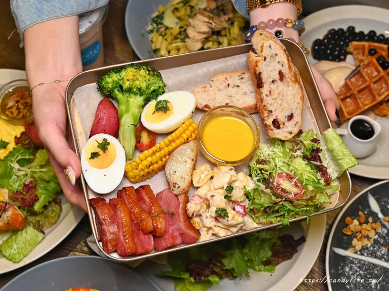 奎克咖啡│台中人氣北歐風輕食咖啡館，不限時，免收服務費，空間寬敞舒適，早午晚餐、下午茶一定搞定～