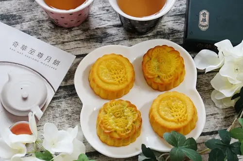 80年老品牌，除了招牌鐵盒蛋捲，月餅內微液態的內餡更厲害！