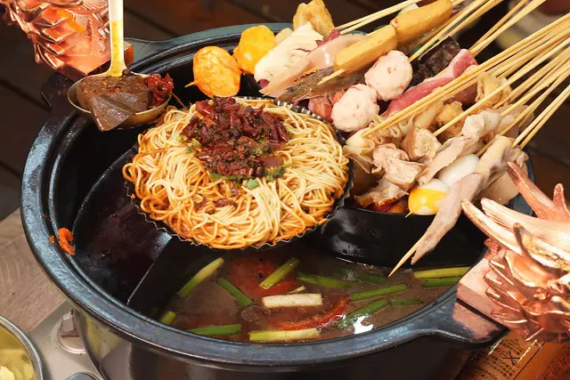 台中美食｜串霸。麻辣串串-熱門宵夜麻辣串串，辣度爆表超過癮