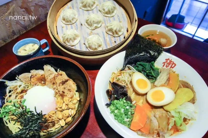 御麵屋拉麵-彰美店。招牌必點魂蛋麵,筷子劃破蛋黃宛如岩漿般的邪惡