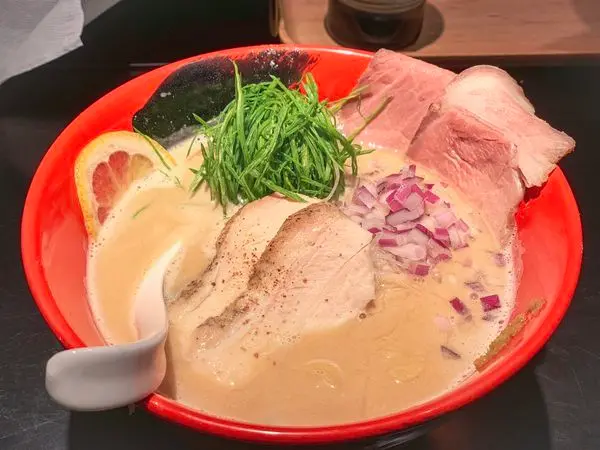 【台北x內湖】雞吉君- 超濃雞白湯拉麵，你有看過拉麵裡放檸檬生洋蔥和生肉?