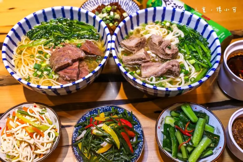 新開幕！好大間的店啊～裡面在賣什麼呢？老灶牛肉麵館，打卡送小菜