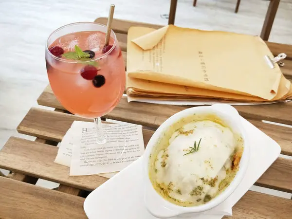 美食【台北市中正區。藏在二樓的咖啡館】善導寺站｜平日午餐可帶外食｜網美必來咖啡館｜