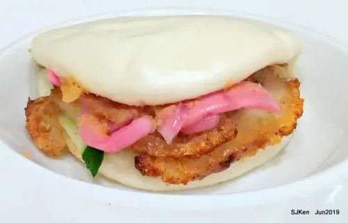 (濱江市場內美食)「回家吃 Go Home To Eat」--- 創意脆皮燒肉刈包，獨門美味調醬，手工特調咖啡茶飲品巷弄飄香! 