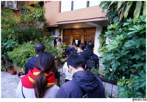 台中超隱密的麵包店，還沒營業排到大門口！晚來只能撿麵包屑～