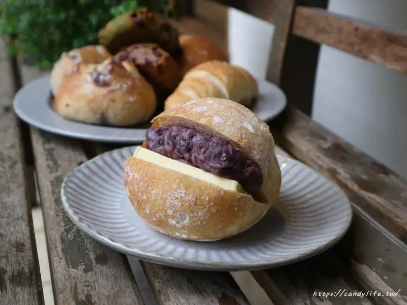 小皮球（256。貳伍柒）│隱身在住宅區裡的麵包店，店面超低調，一周只營業四天！人氣塩奶油卷沒預訂吃不到～
