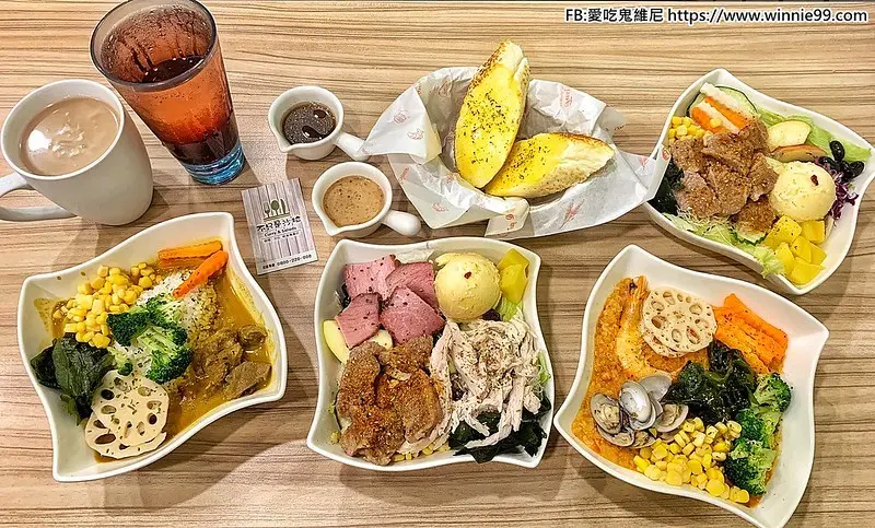 【不只是沙拉】平價輕食，除了有好吃不到百元的沙拉還有燉飯、咖哩飯、鍋燒麵，對於外食族想要吃飽又或者想吃的健康無負擔，還有提供外帶及外送服務喔!