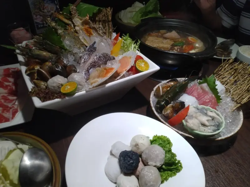 【台中美食】港式海鮮火鍋推薦 -『黑鍋港式海鮮鍋物』自助吧吃到飽:明治冰淇淋+飲料 無限供應 @東吃東吃到處吃