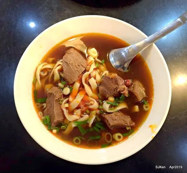 「玖五川味牛肉麵水餃專賣店」--- 隱身興安街內，麵Q肉嫩湯頭的家常刀切牛肉麵。