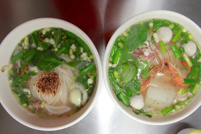 吃。高雄|岡山區。 越南傳統美食，整體口感頗有水準，餐點定價偏超值「芳容越南料理」。