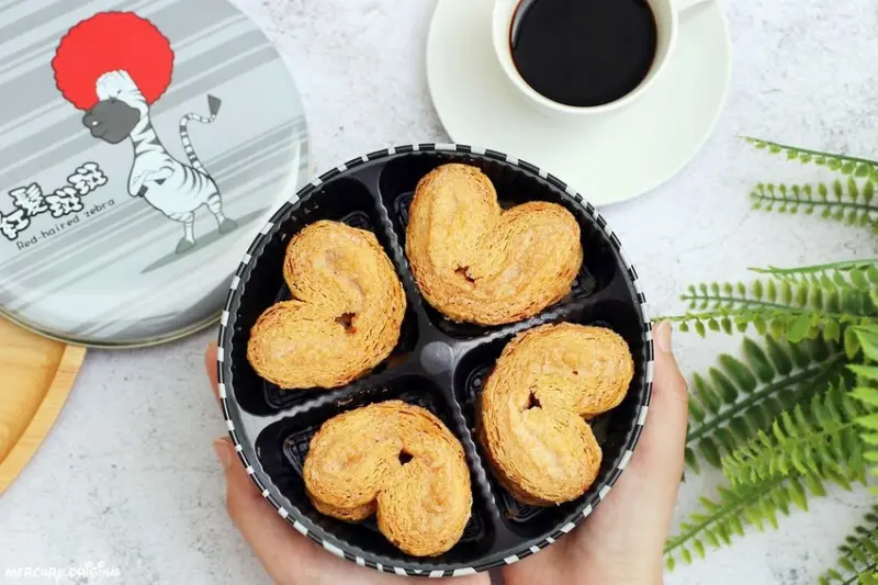 沒開店就大排長龍！台中現正最夯人氣伴手禮，當日現烤現裝，網友評價媲美香港蝴蝶酥