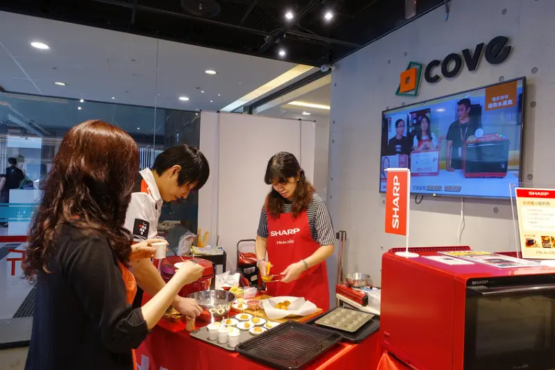 COVEx夏普展演活動，捷運小巨蛋站智慧生活館，結合咖啡店、家電體驗、廚藝教室、精選生活好物、特賣會，有網美牆打卡的主題式情境賣場