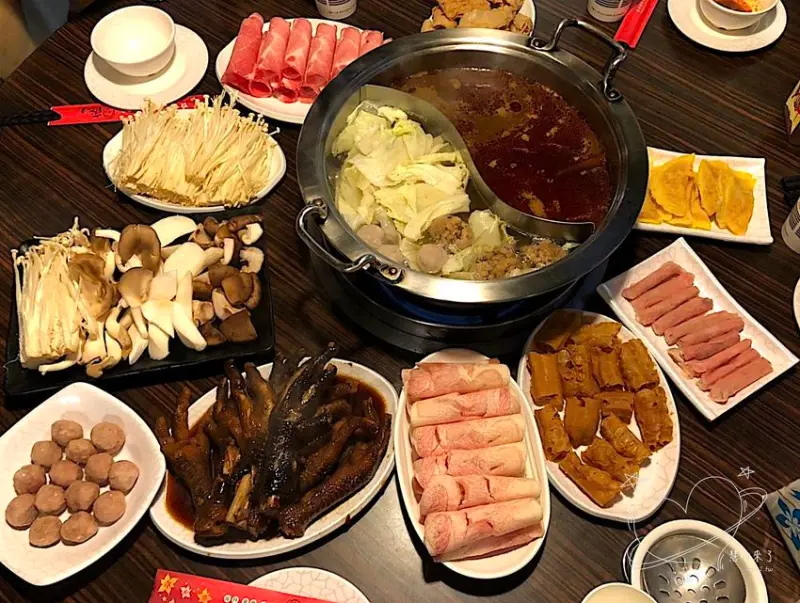【慧。愛笑的吃貨】齊味麻辣火鍋.單點是鴛鴦鍋.在地老饕推薦夢幻鴨血